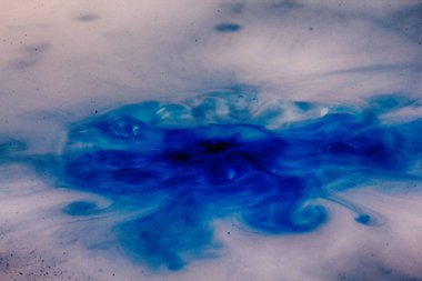 Siyah bir arka plan Hdr filtre sıçramasına boya damla.