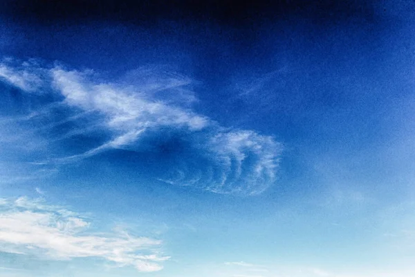 Céu azul claro com nuvens brancas claras Filtro HDR . — Fotografia de Stock