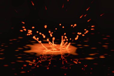 Siyah bir arka plan Hdr filtre sıçramasına boya damla.