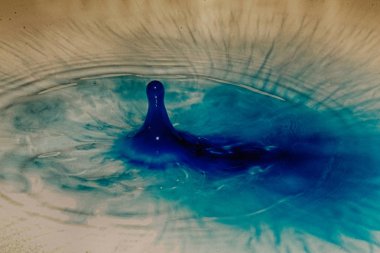 Siyah bir arka plan Hdr filtre sıçramasına boya damla.