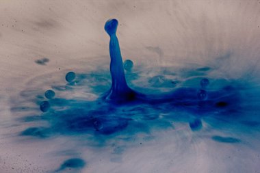 Siyah bir arka plan Hdr filtre sıçramasına boya damla.