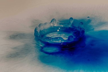 Siyah bir arka plan Hdr filtre sıçramasına boya damla.