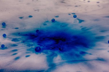 Siyah bir arka plan Hdr filtre sıçramasına boya damla.