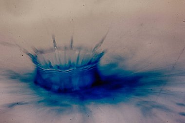 Siyah bir arka plan Hdr filtre sıçramasına boya damla.