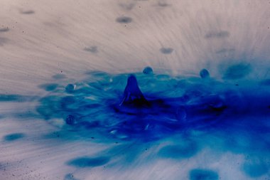 Siyah bir arka plan Hdr filtre sıçramasına boya damla.