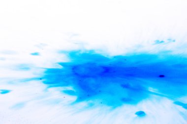 Sıçramasına üstünde siyah bir arka plan boya damla