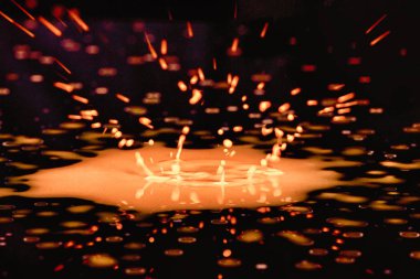 Siyah bir arka plan Hdr filtre sıçramasına boya damla.