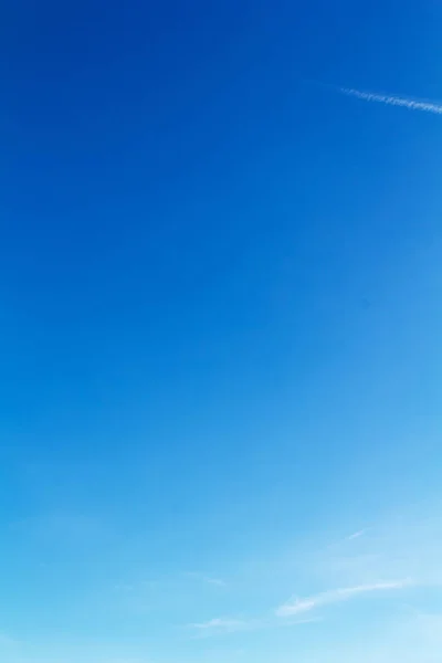 Céu azul claro com nuvens brancas claras — Fotografia de Stock