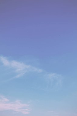 Açık mavi gökyüzü ışık beyaz bulutlar Vintage Retro filtre ile.