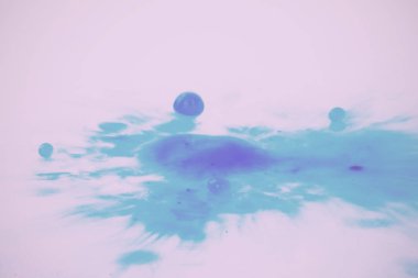 Siyah bir arka plan Vintage Retro filtre sıçramasına boya damla.