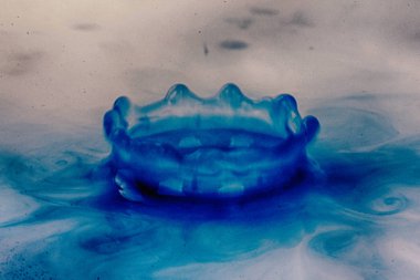 Siyah bir arka plan Hdr filtre sıçramasına boya damla.