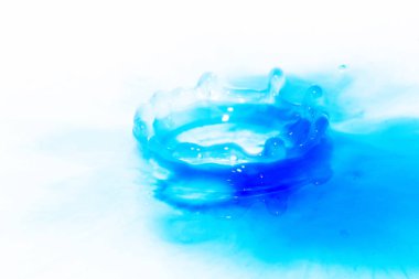 Sıçramasına üstünde siyah bir arka plan boya damla