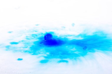 Sıçramasına üstünde siyah bir arka plan boya damla