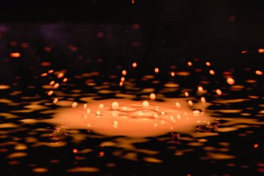 Siyah bir arka plan Hdr filtre sıçramasına boya damla.