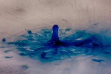 Siyah bir arka plan Hdr filtre sıçramasına boya damla.