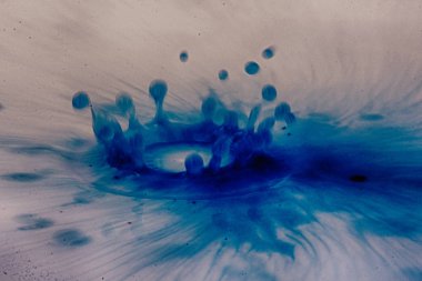 Siyah bir arka plan Hdr filtre sıçramasına boya damla.