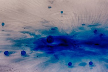 Siyah bir arka plan Hdr filtre sıçramasına boya damla.