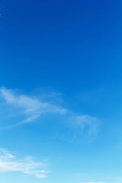 Céu azul claro com nuvens brancas claras — Fotografia de Stock