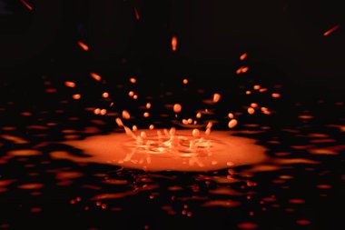 Siyah bir arka plan Hdr filtre sıçramasına boya damla.