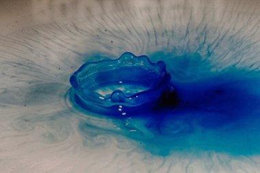 Siyah bir arka plan Hdr filtre sıçramasına boya damla.