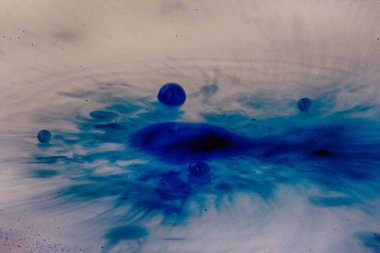 Siyah bir arka plan Hdr filtre sıçramasına boya damla.