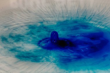 Siyah bir arka plan Hdr filtre sıçramasına boya damla.