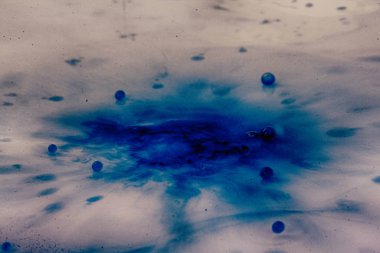 Siyah bir arka plan Hdr filtre sıçramasına boya damla.