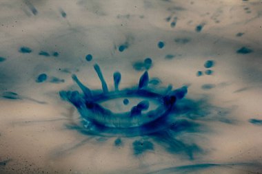 Siyah bir arka plan Hdr filtre sıçramasına boya damla.