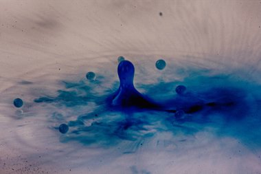 Siyah bir arka plan Hdr filtre sıçramasına boya damla.