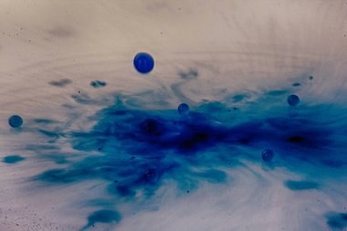 Siyah bir arka plan Hdr filtre sıçramasına boya damla.