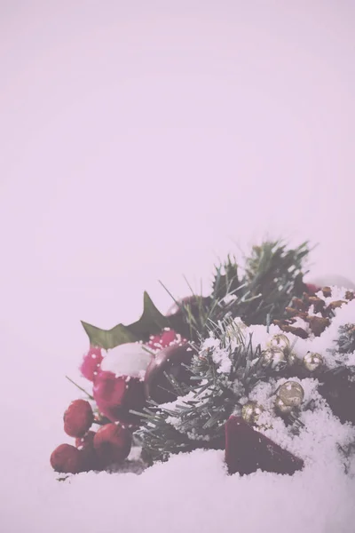 Decorazioni natalizie su neve bianca per sfondo Vintage Retro — Foto Stock