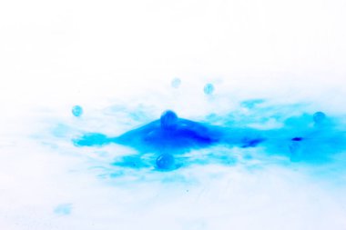 Sıçramasına üstünde siyah bir arka plan boya damla