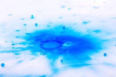 Sıçramasına üstünde siyah bir arka plan boya damla