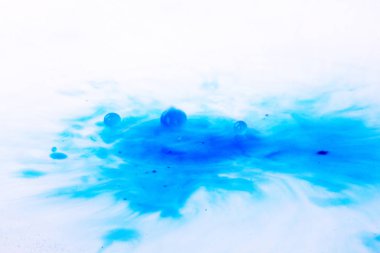 Sıçramasına üstünde siyah bir arka plan boya damla