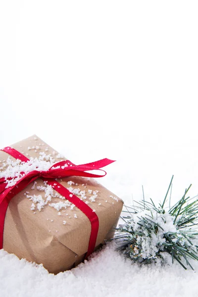 Kırmızı kurdele ile kahverengi kağıt Noel hediyeleri — Stok fotoğraf