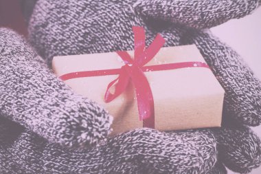 Vintage R kırmızı kurdele ile sarılmış bir hediye holding açık eller