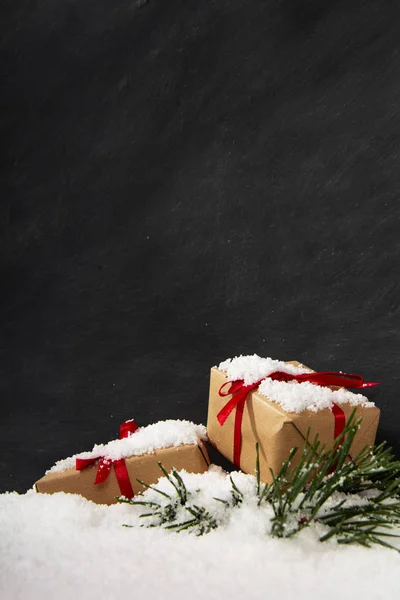 Karácsonyi ajándékokat a hó ellen, egy tábla — Stock Fotó