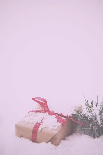 Kerstcadeautjes in bruin papier met rood lint Vintage Retro — Stockfoto