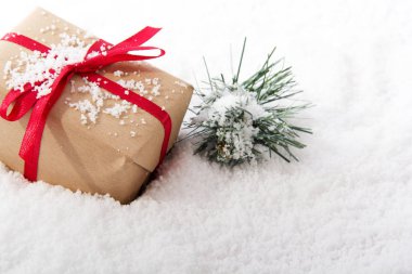 Kırmızı kurdele ile kahverengi kağıt Noel hediyeleri