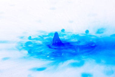 Sıçramasına üstünde siyah bir arka plan boya damla