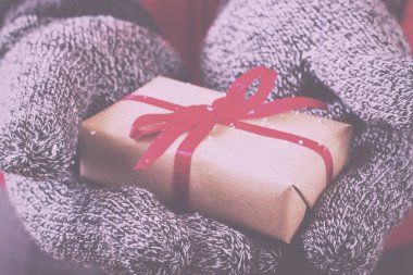 Vintage R kırmızı kurdele ile sarılmış bir hediye holding açık eller