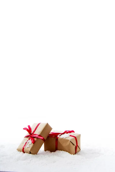 Vánoční dárky do balicího papíru s červenou stužkou — Stock fotografie