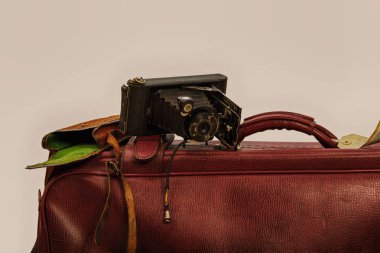 Eski kahverengi deri çanta Hdr filtre seyahat için hazır.