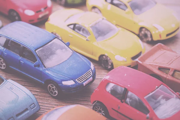 Renkli oyuncak arabalar yakın çekim. Sığ Dof. Vintage Retro filtre