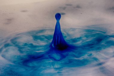 Siyah bir arka plan Hdr filtre sıçramasına boya damla.