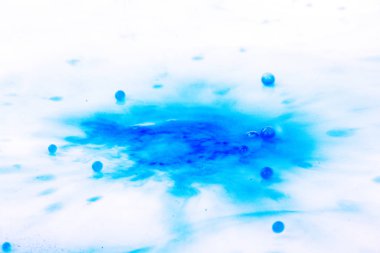 Sıçramasına üstünde siyah bir arka plan boya damla