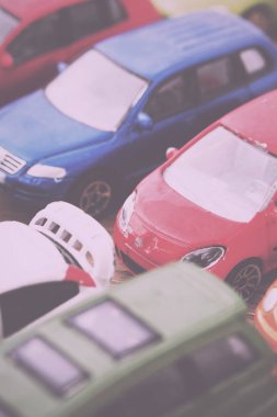 Renkli oyuncak arabalar yakın çekim. Sığ Dof. Vintage Retro filtre