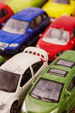 Renkli oyuncak arabalar yakın çekim. Sığ Dof. HDR filtre.