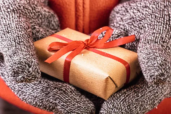 Kırmızı kurdele ile Hdr Filte sarılmış hediye holding açık eller