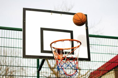 Bir okulda Basketbol çember oyun parkı